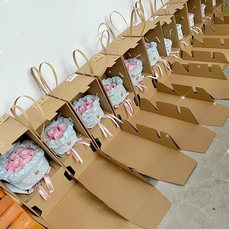 Cutii cadou cu flori ondulate maro uniforme